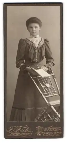 Fotografie J. Fuchs, Dresden, Waisenhaus-Strasse 16, attraktives Fräulein in tailliertem Kleid