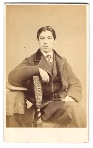 Fotografie The London Stereoscopic an Photographic Company, London, 110, Regent St., Portrait modisch gekleideter Herr