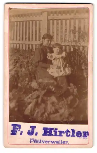 Fotografie F. J. Hirtler, Ort unbekannt, Portrait junge Frau im Kleid mit Kleinkind