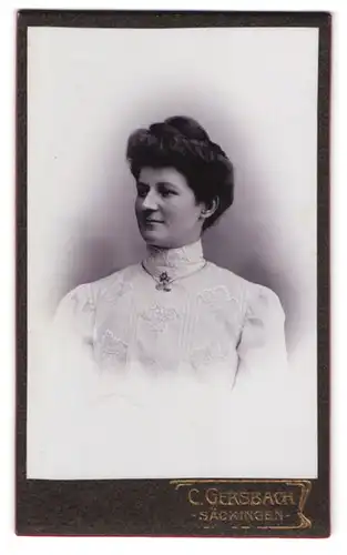 Fotografie C. Gersbach, Säckingen, Am Bahnhofsplatz, Portrait junge Dame mit Hochsteckfrisur