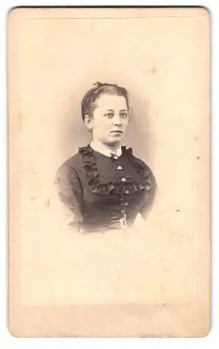 Fotografie Ls. Roulet, Bienne, Portrait junge Dame im Kleid
