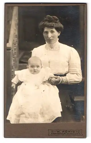 Fotografie W. König, Hannover, Bahnhofstrasse 4, Portrait bürgerliche Dame mit einem Baby