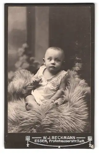 Fotografie W. J. Beckmann, Essen, Frohnhauserstrasse 7 u. 11, Portrait süsses Kleinkind im weissen Hemd