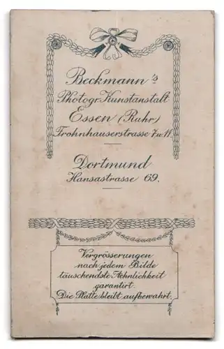 Fotografie W. J. Beckmann, Essen, Frohnhauserstrasse 7 u. 11, Portrait süsses Kleinkind im weissen Hemd