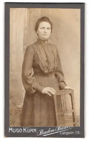 Fotografie Hugo Kühn, Baden-Baden, Langestrasse 116, Portrait junge dame im modischen Kleid