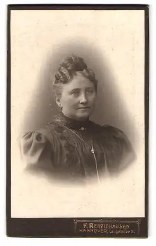 Fotografie F. Renziehausen, Hannover, Langelaube 2, Portrait bürgerliche Dame mit Hochsteckfrisur