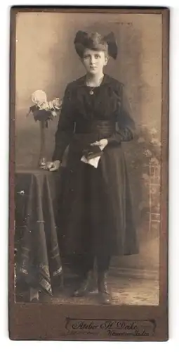 Fotografie H. Deike, Hannover-Linden, Deisterstrasse7, Portrait junge Dame im Kleid mit Buch in der Hand