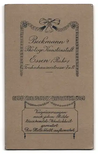 Fotografie Beckmann, Essen /Ruhr, Frohnhauserstrasse 7 u. 11, Portrait süsses Kleinkind im weissen Hemd