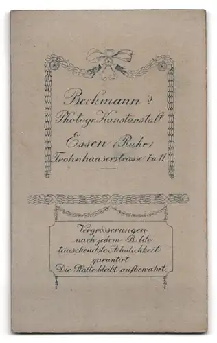 Fotografie Beckmann, Essen /Ruhr, Frohnhauserstrasse 7 u. 11, Portrait modisch gekleideter Junge mit einem Eimer