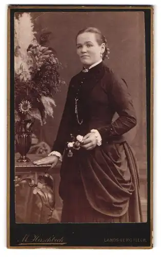 Fotografie M. Hirschbeck, Landsberg a /Lech, Portrait junge Dame in zeitgenössischer Kleidung