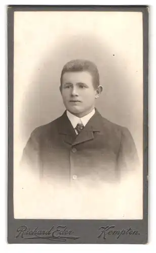 Fotografie Richard Eder, Kempten, Portrait junger Herr im Anzug mit Krawatte