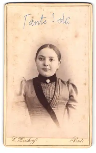 Fotografie E. Hartkopf, Soest, Portrait junge Dame mit zurückgebundenem Haar