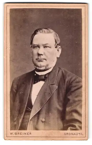 Fotografie W. Breiner, Gronau a /L., Portrait bürgerlicher Herr im Anzug mit Bart