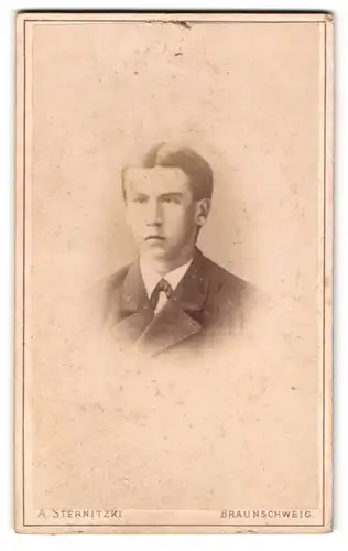 Fotografie A. Sternitzki, Braunschweig, Egydienmarkt 14, Portrait junger Mann in modischer Kleidung