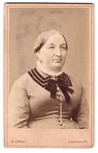 Fotografie W. Ernst, Hannover, Portrait bürgerliche Dame mit zeitgenössischer Frisur