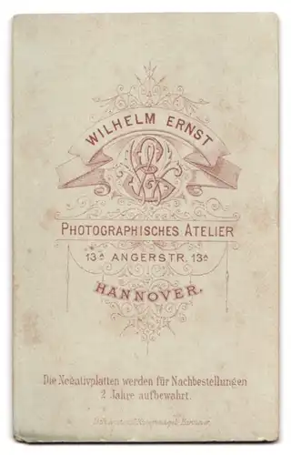 Fotografie W. Ernst, Hannover, Portrait bürgerliche Dame mit zeitgenössischer Frisur