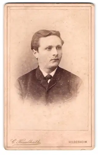 Fotografie Carl Kesselhuth, Hildesheim, Kaiserstrasse 44, Portrait junger Mann in modischer Kleidung