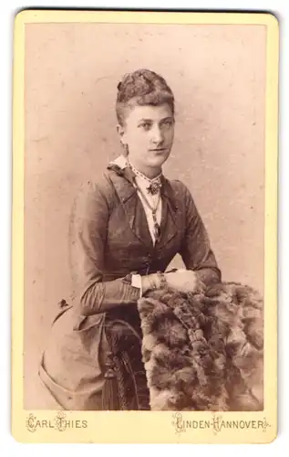 Fotografie Carl Thies, Hannover-Linden, Deisterstrase 1, Portrait junge Dame im Kleid mit Kragenbrosche und Amulett