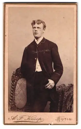 Fotografie A. F. Knoop, Eutin, Portrait stattlicher Herr in modischer Kleidung