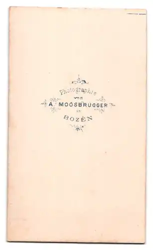 Fotografie A. Moosebrugger, Bozen, Portrait modisch gekleideter Herr mit Oberlippenbart