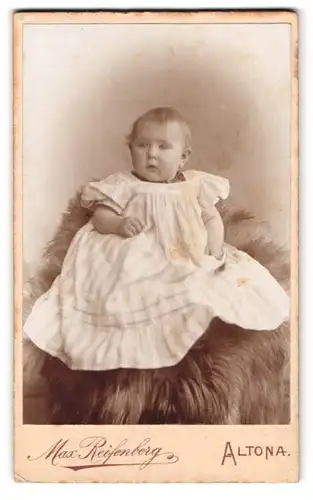 Fotografie Max Reifenberg, Hamburg-Altona, Ecke Bachstrasse und Reichenstrasse, Portrait süsses Kleinkind im Kleid