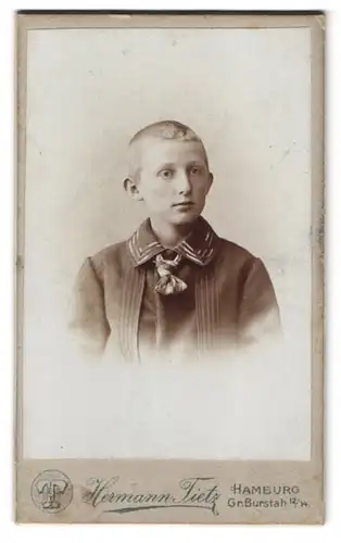 Fotografie Hermann Tietz, Hamburg, Gr. Burstah 12-14, Portrait halbwüchsiger Knabe in modischer Kleidung