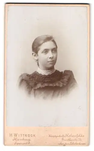 Fotografie H. Wittrock, Hamburg, Speersort 5, Portrait junge Dame mit zurückgebundenem Haar