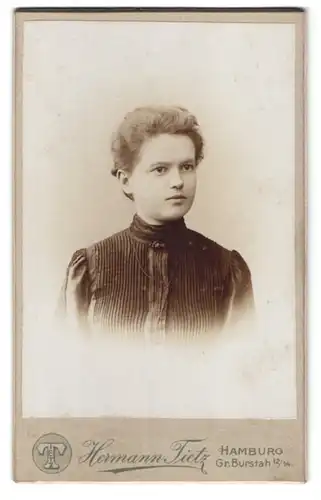 Fotografie Hermann Tietz, Hamburg, Gr. Burstah 12-14, Portrait junge Dame mit zurückgebundenem Haar