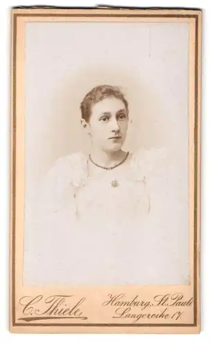 Fotografie C. Thiele, Hamburg-St. Pauli, Langereihe 17, Portrait junge Dame mit zurückgebundenem Haar