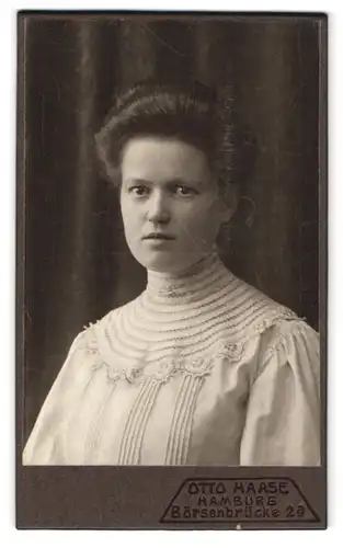 Fotografie Otto Haase, Hamburg, Börsenbrücke 2 a, Portrait junge Dame in zeitgenössischer Kleidung