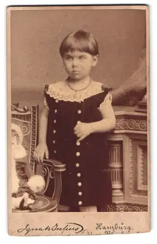 Fotografie Ignatz Julius, Hamburg, Grosse Bleichen 31, Portrait kleines Mädchen im modischen Kleid