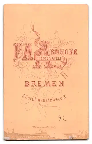 Fotografie F. A. Arnecke, Bremen, Carolinenstrasse 3, Portrait kleines Mädchen im Kleid mit Puppe