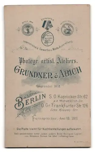 Fotografie Grundner & Abich, Berlin-SO, Köpnicker-Strasse 62, Portrait charmanter Herr mit Oberlippenbart