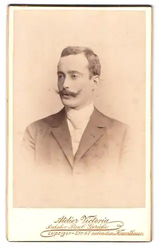 Fotografie Paul Gericke, Berlin, Leipzigerstrasse 47, Portrait eleganter Herr mit Moustache