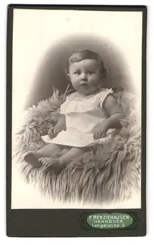 Fotografie F. Renziehausen, Hannover, Langelaube 2, Portrait süsses Kleinkind im weissen Hemd
