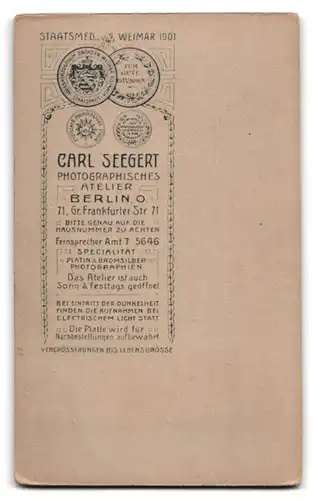 Fotografie Carl Seegert, Berlin-O, Gr. Frankfurter Strasse 71, Portrait süsses Kleinkind im weissen Hemd mit einer Kanne