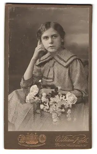 Fotografie William Roth, Berlin-SO, Skalitzerstrasse 54 c, Portrait junges Mädchen im karierten Kleid mit Blumen