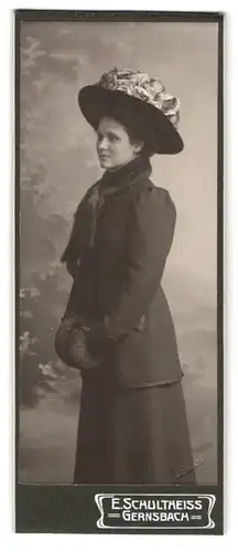 Fotografie E. Schultheiss, Gernsbach, Portrait junge Dame in winterlicher Kleidung