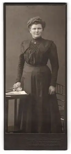 Fotografie F. Renziehausen, Hannover, Langelaube 2, Portrait junge Dame im Kleid mit Blumen