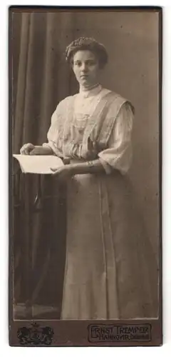 Fotografie Ernst Tremper, Hannover, Cellerstrasse 19, Portrait junge Dame im Kleid mit einem Heft