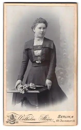 Fotografie Wilhelm Stein, Berlin, Chaussee-Strasse 66, Portrait junge Dame im modischen Kleid