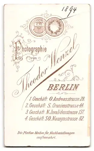 Fotografie Theodor Wenzel, Berlin-O, Andreasstrasse 28, Portrait junge Dame im modischen Kleid