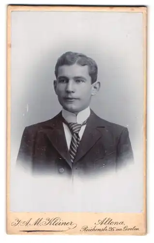 Fotografie J. A. M. Kleiner, Hamburg-Altona, Reichenstrasse 26, Portrait junger Herr im Anzug mit Krawatte