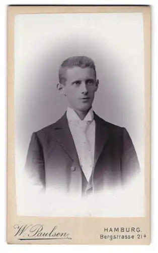 Fotografie W. Paulsen, Hamburg, Bergstrasse 21 a, Portrait junger Herr im Anzug mit Krawatte