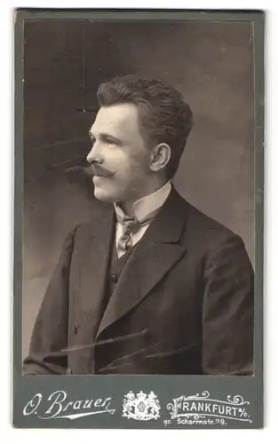 Fotografie O. Brauer, Frankfurt a /O., Gr. Scharrnstrasse 39, Portrait eleganter Herr mit Moustache