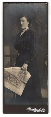 Fotografie Kindler & Co., Hamburg, Portrait junge Dame in modischer Kleidung