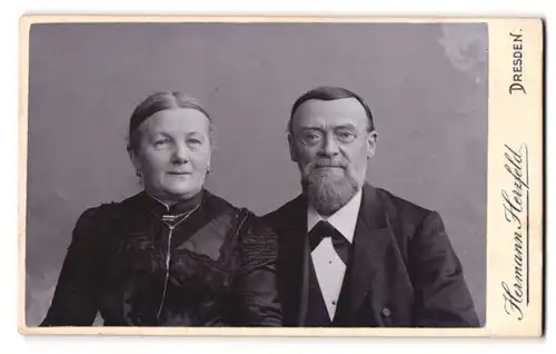 Fotografie Hermann Herzfeld, Dresden, Ehepaar in feiner Kleidung