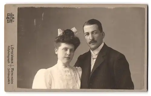 Fotografie L. Otto Weber, Meiningen, Schlossplatz, gut gekleidetes Paar in vertrauter Pose