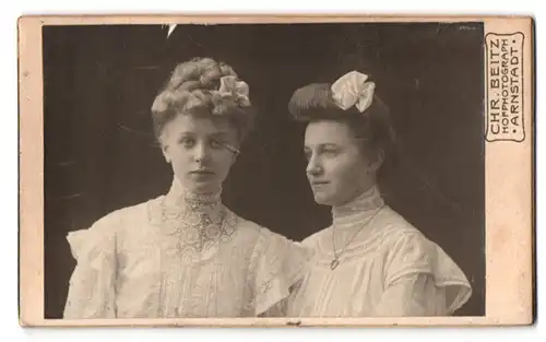 Fotografie Chr. Beitz, Arnstadt, Poststrasse, zwei Schwestern in feinem Kleid mit Hochsteckfrisur und Haarschleifen