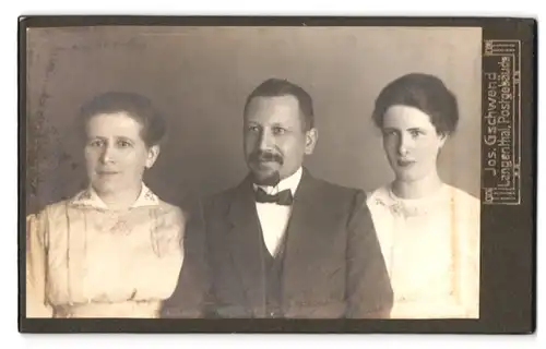 Fotografie Jos. Gschwend, Langenthal, Postgebäude, Familie in vertrauter Pose, Mann mit Anzug und Fliege